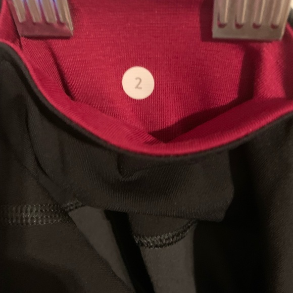 Lululemon cropped leggings with floral silk print size 2 - Picture 3 of 3